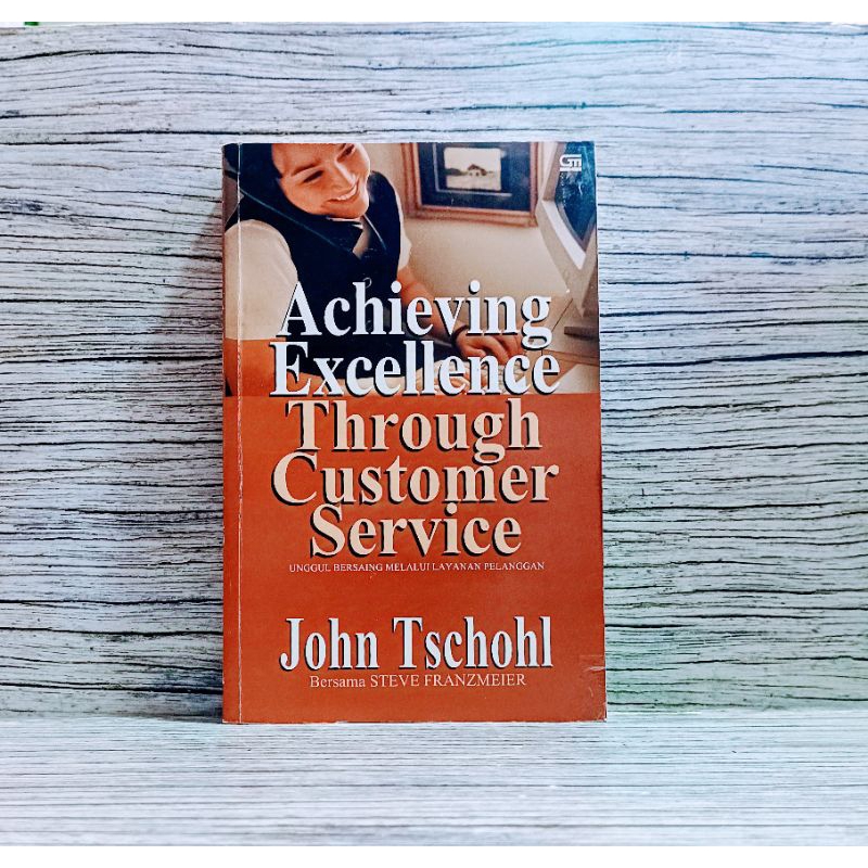 Achieving Excellence Through Customer Service - John Tschohl
