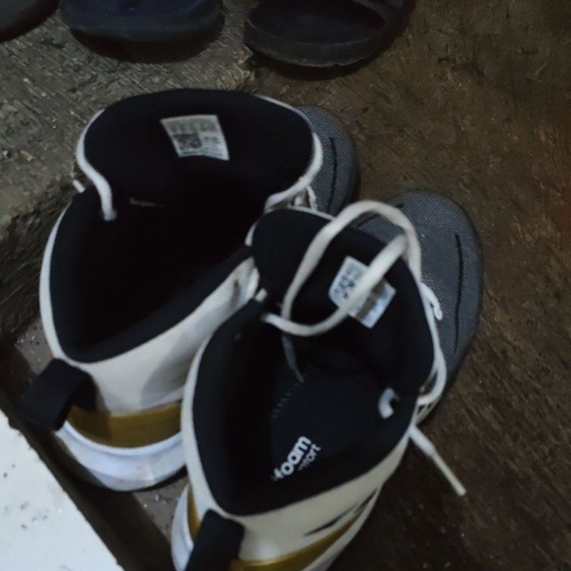 sepatu Adidas