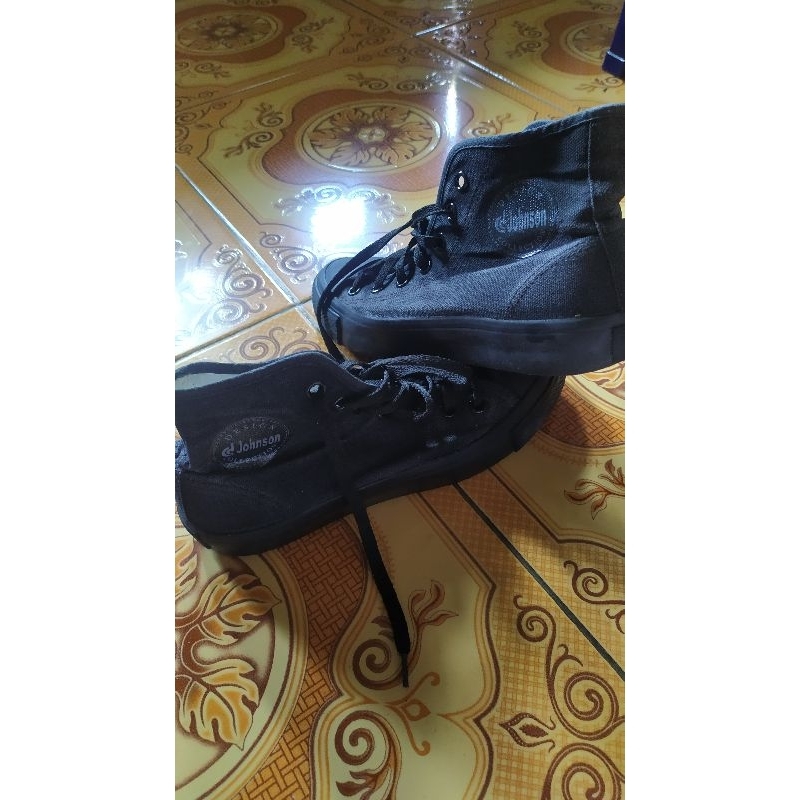 SEPATU DAN SANDAL PRELOVED// DAPET 2