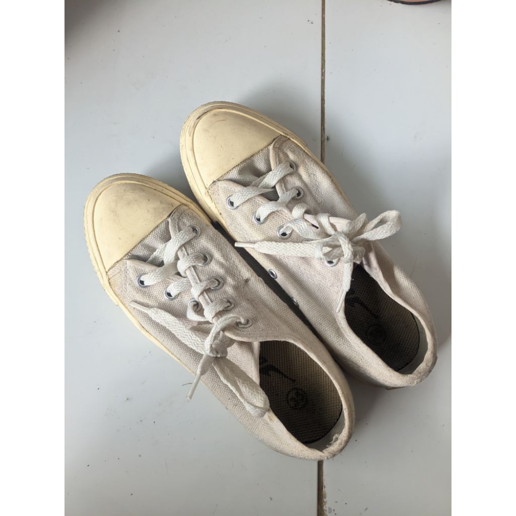 PRELOVED - Sepatu Johnson Basic Low Cut (LC) Milky