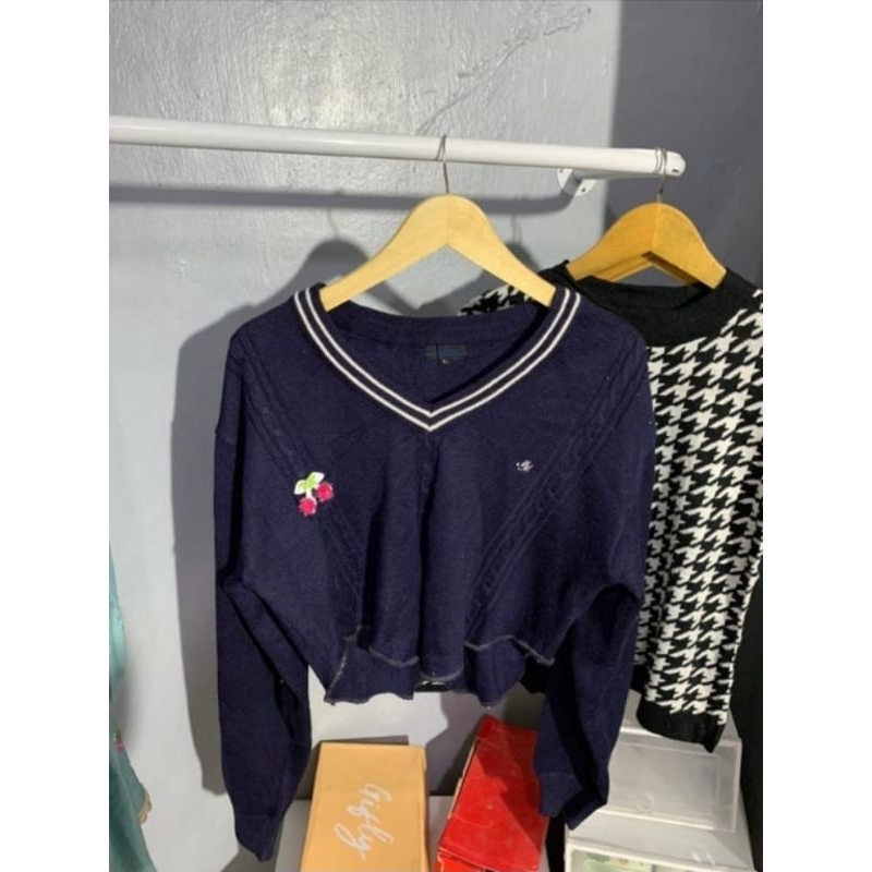 BAJU / SWEATER VNECK
