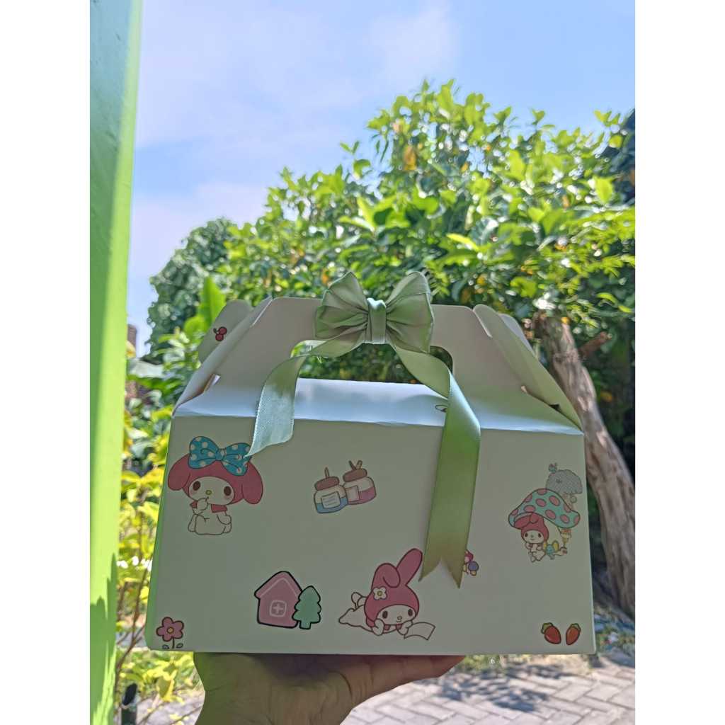 GIFTBOX ISI SNACK DAN ACC / KEYCAN