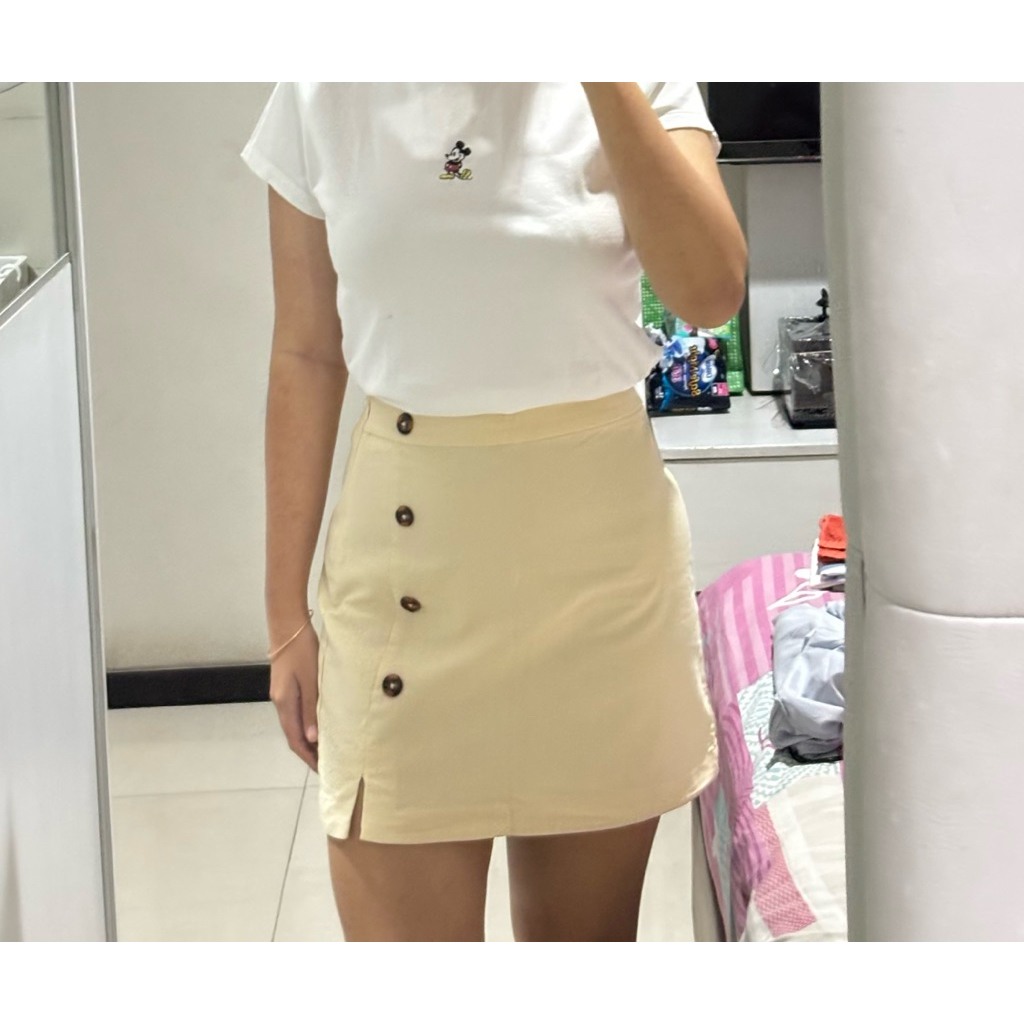 yellow skirt
