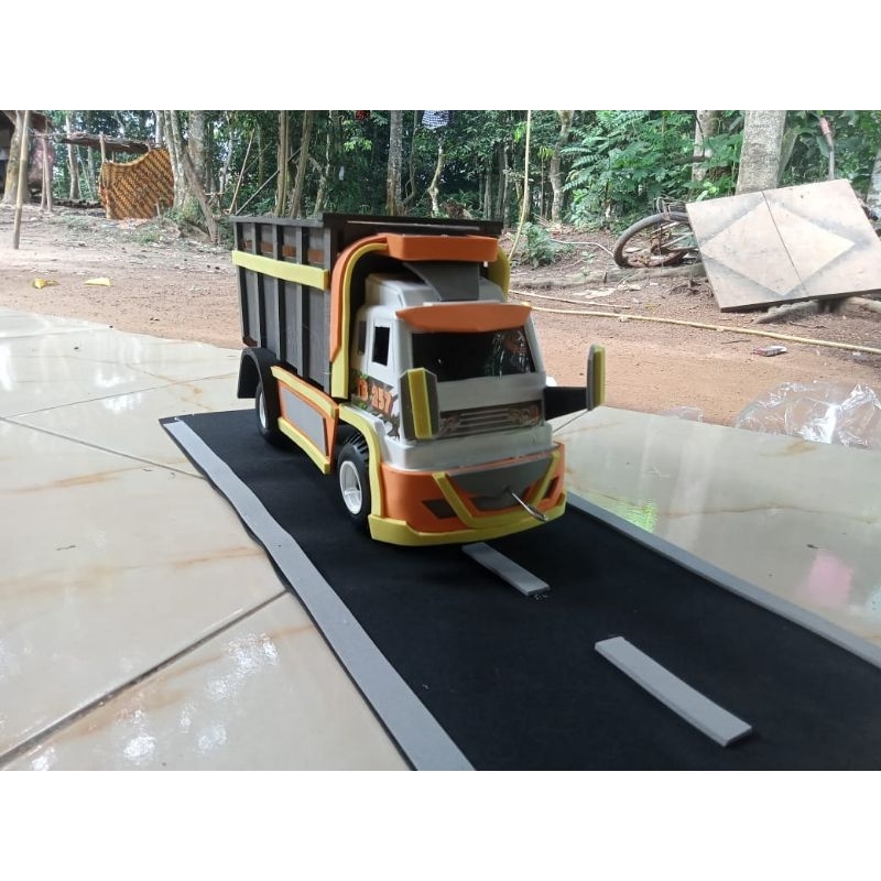 miniatur truk oleng