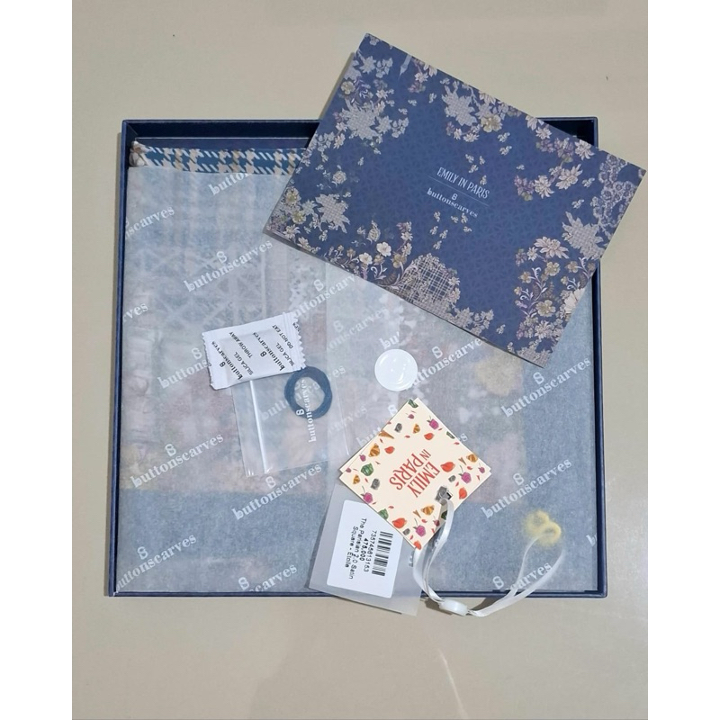 NEW Button scarves