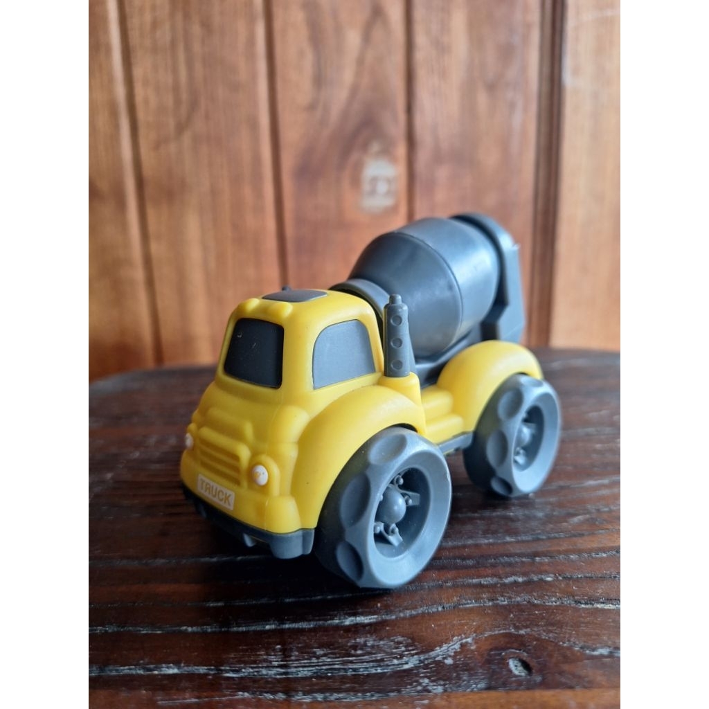 mainan truk molen
