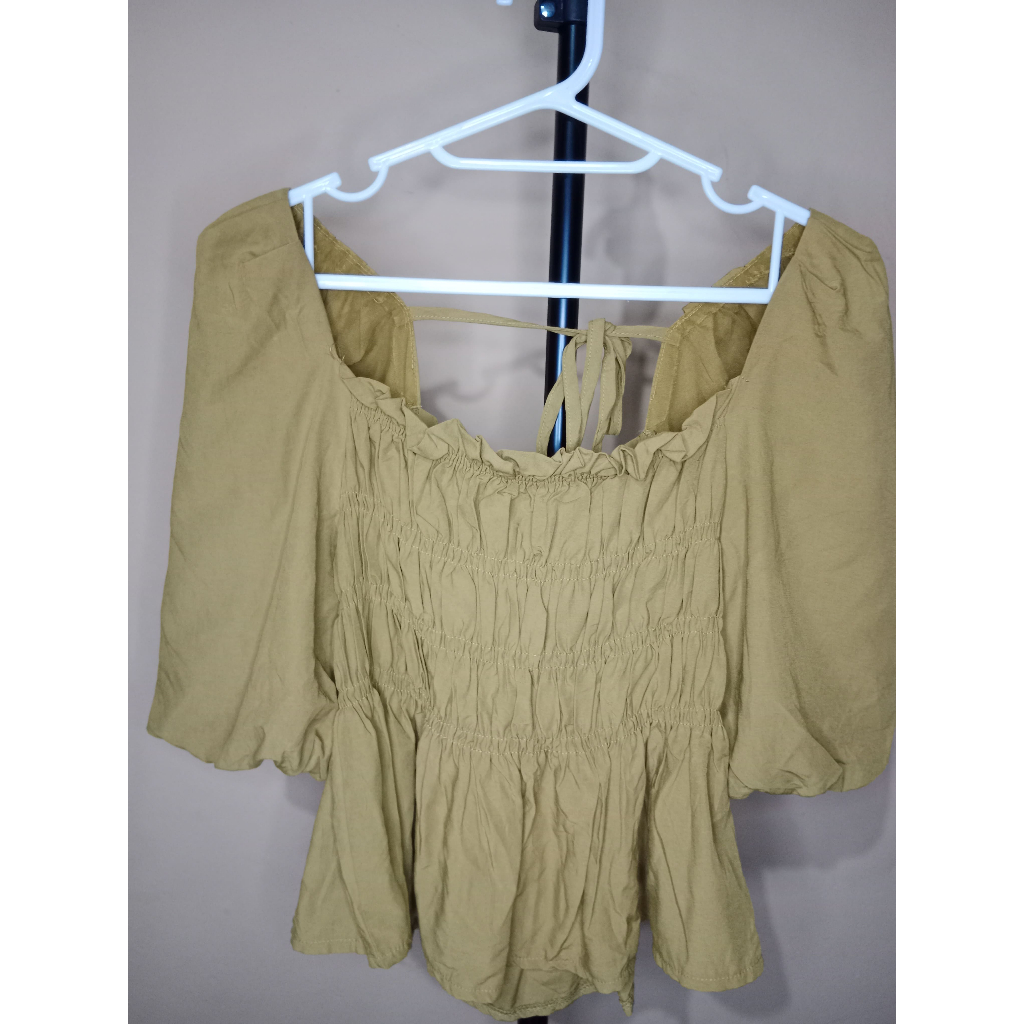 Crop Top Ruffle Lengan Pendek