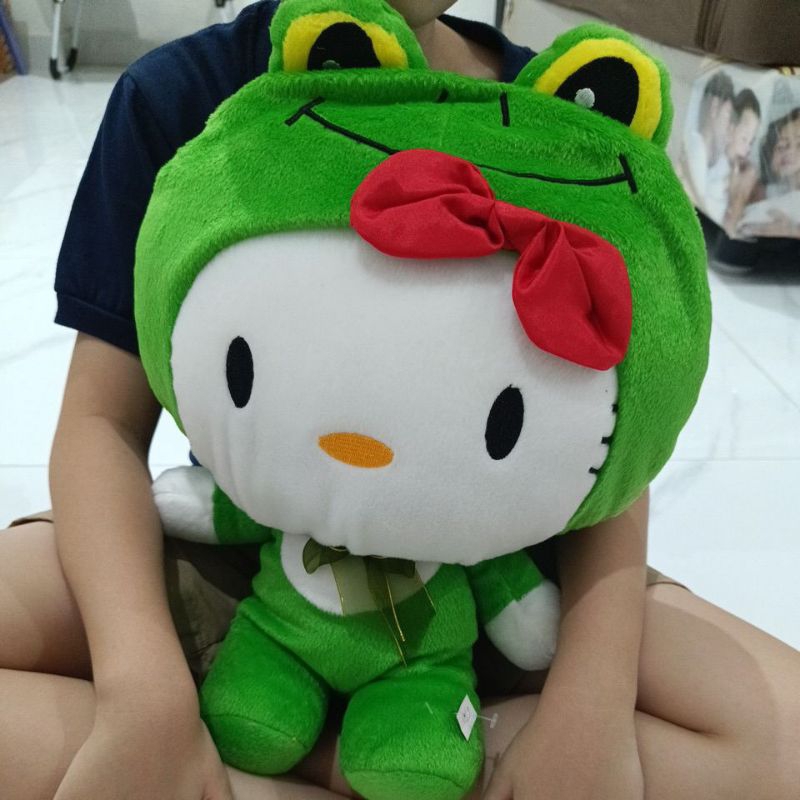 Boneka hello kitty kostum kodok imut