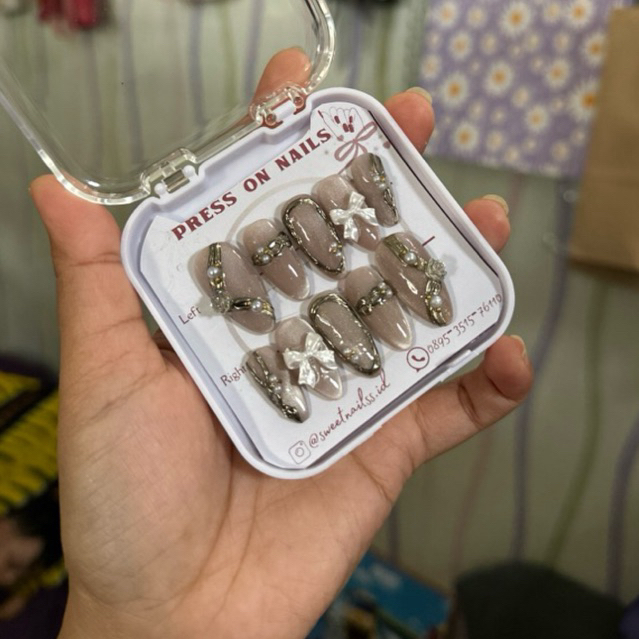 PEESS ON NAIL