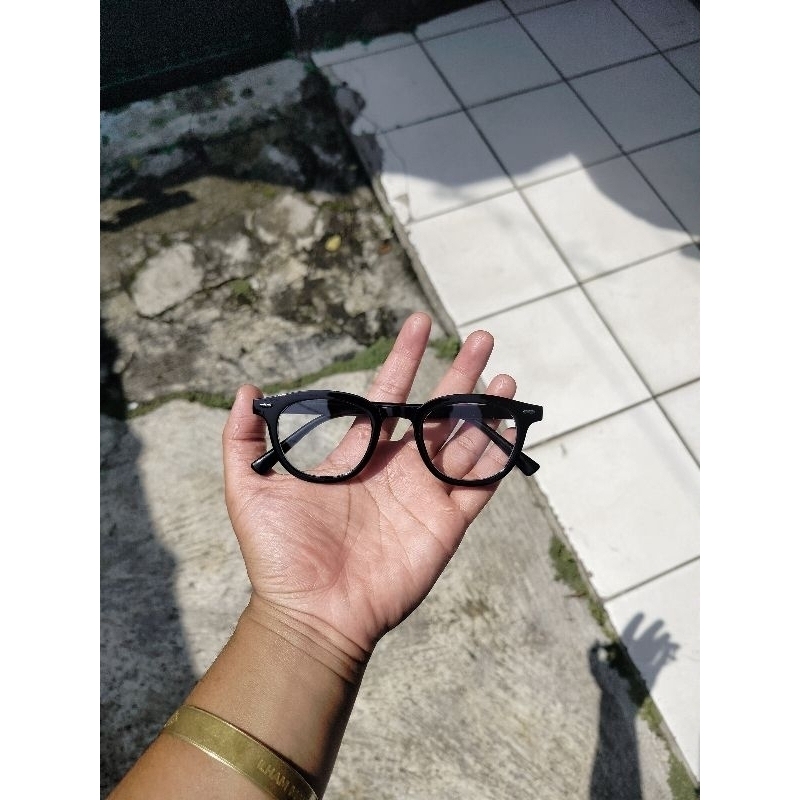 EYEWEAR