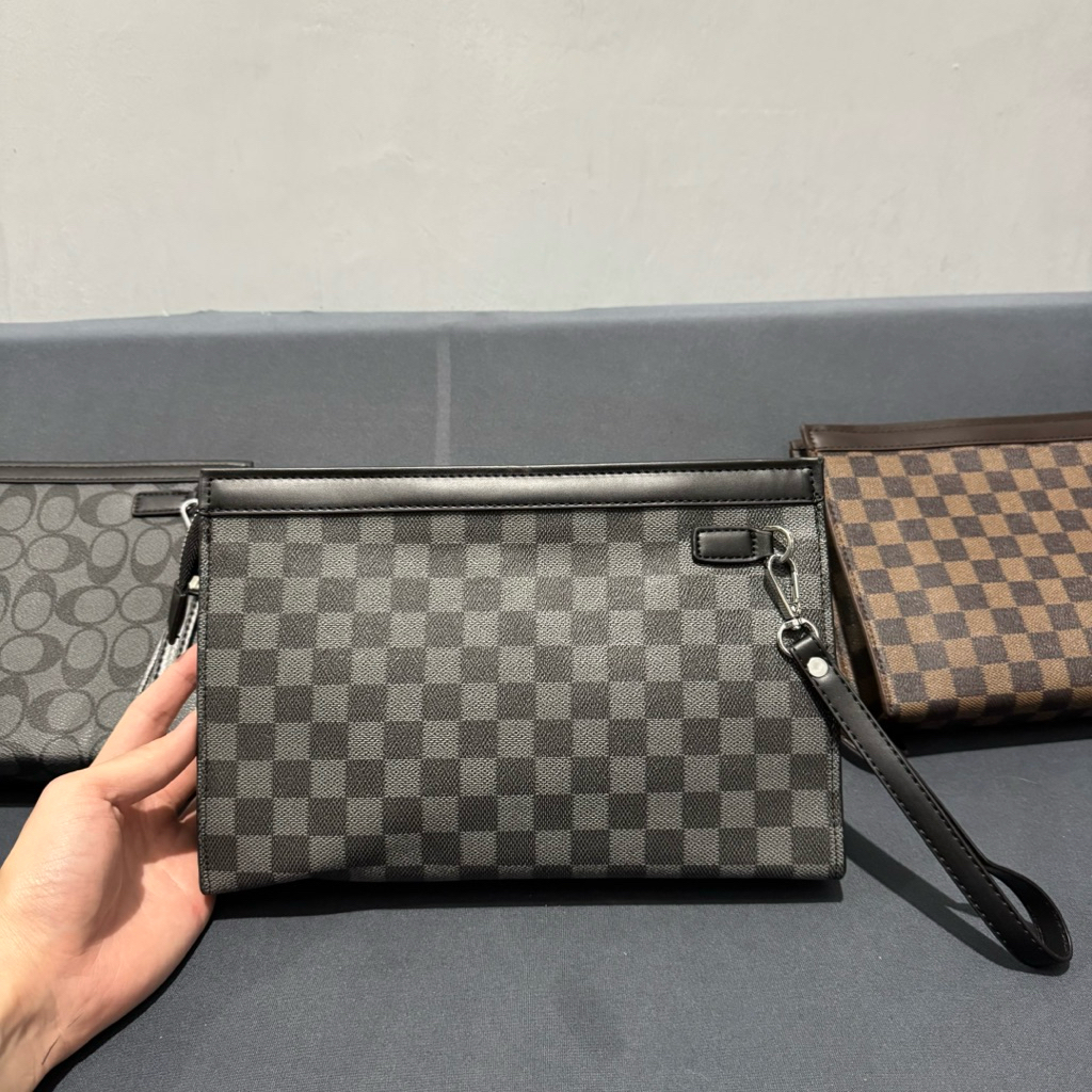 Clutch Levong Black
