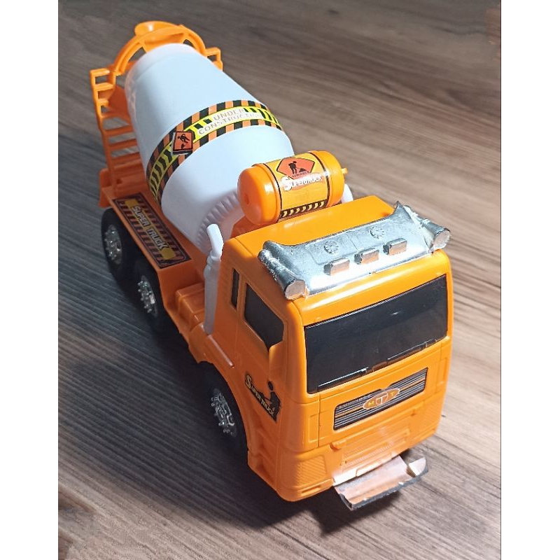 mainan truk semen