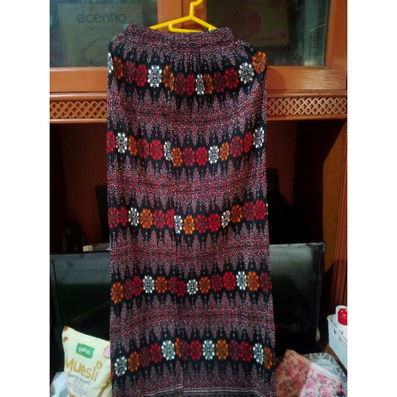 ROK BATIK MERAH