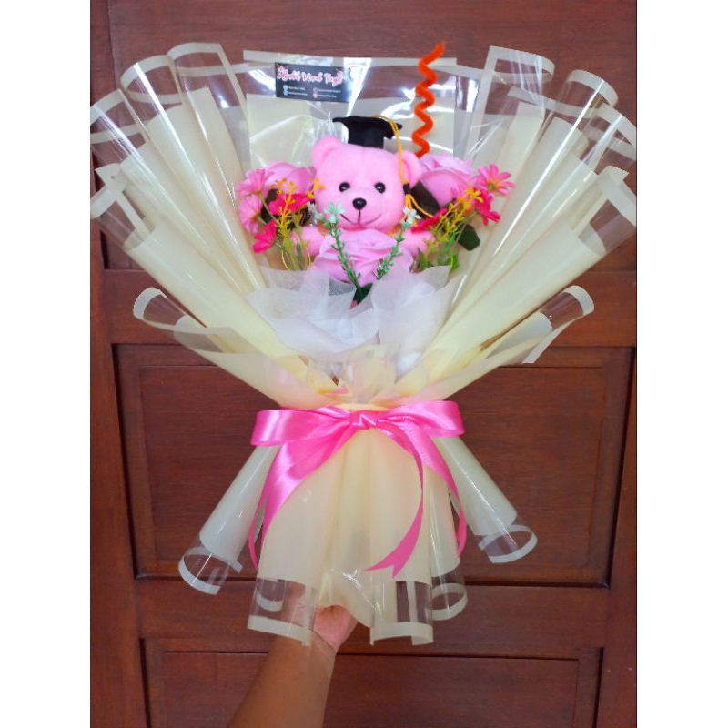 Buket boneka wisuda dan bunga artificial