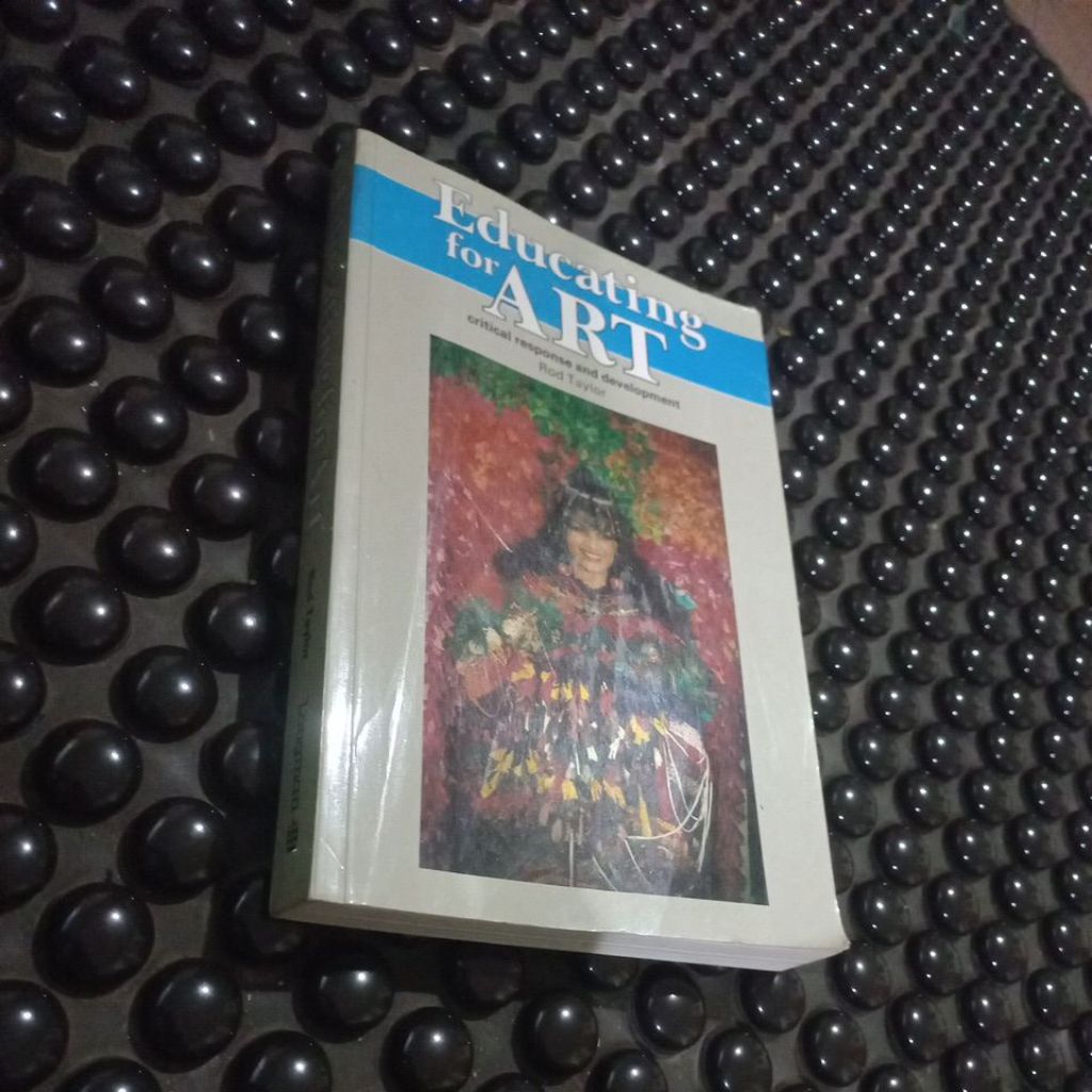 buku Educating for art critical response and development
