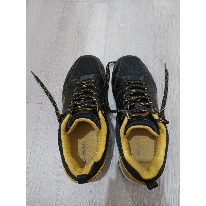 Sepatu badminton li-ning pria