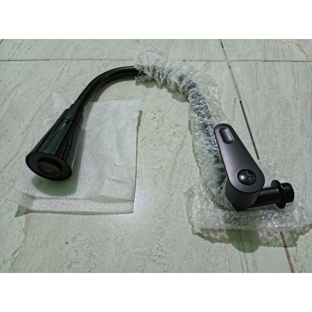 Kran Angsa Flexible Hitam Terompet Tembok