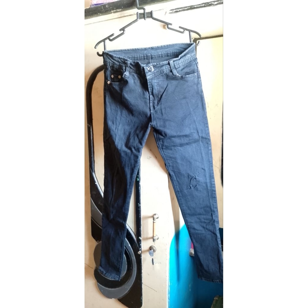 LEVIS HITAM