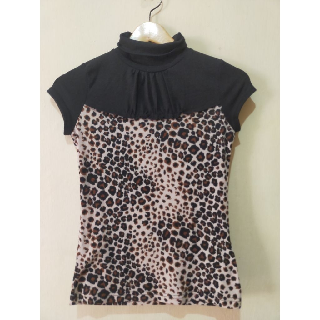 Atasan Turtleneck Leopard