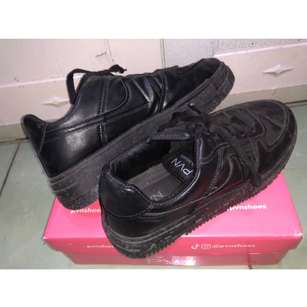 Sepatu hitam