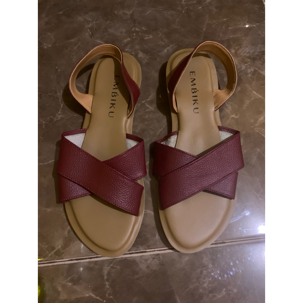 Embiku Leather Flat Sandal