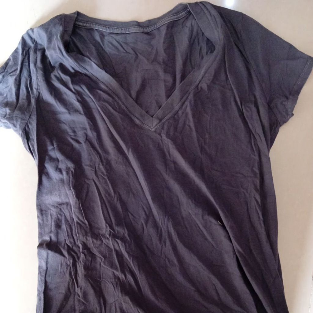 preloved-kaos v neck
