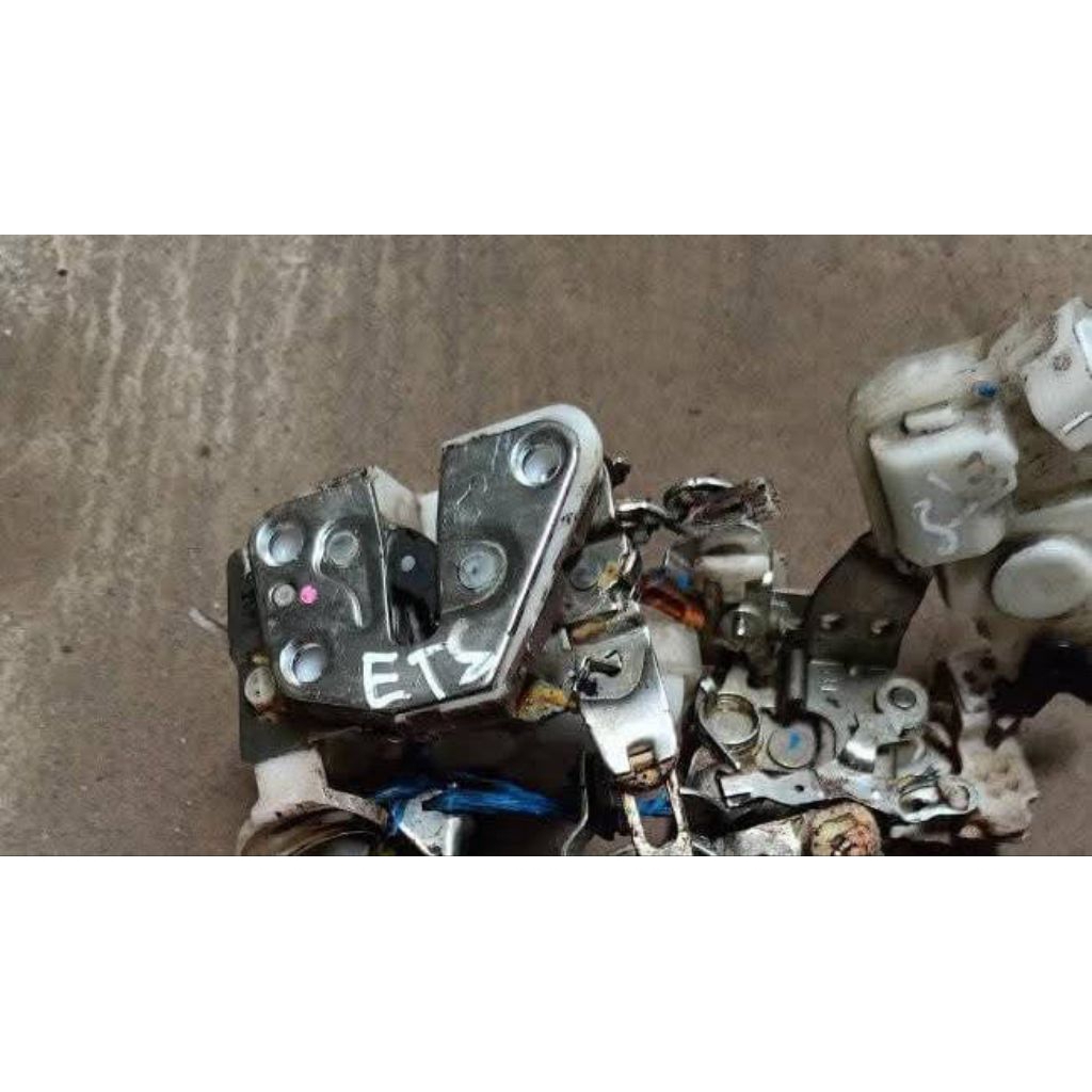 doorlock depan kanan Etios