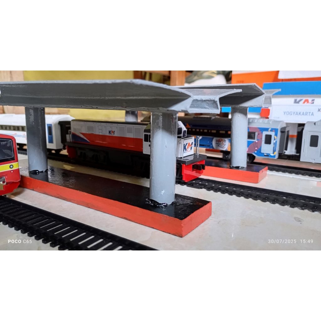 mainan peron miniatur kereta api
