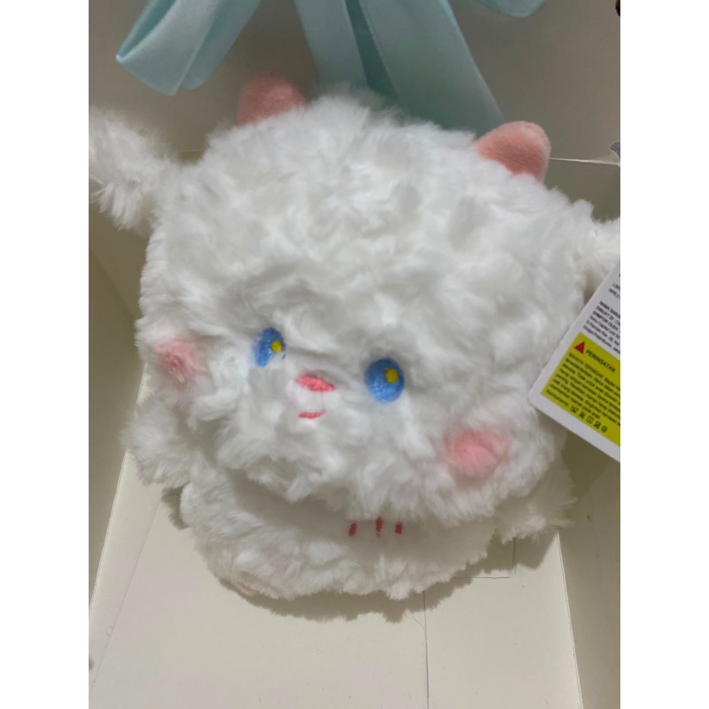 Boneka kucing (kucing putih)