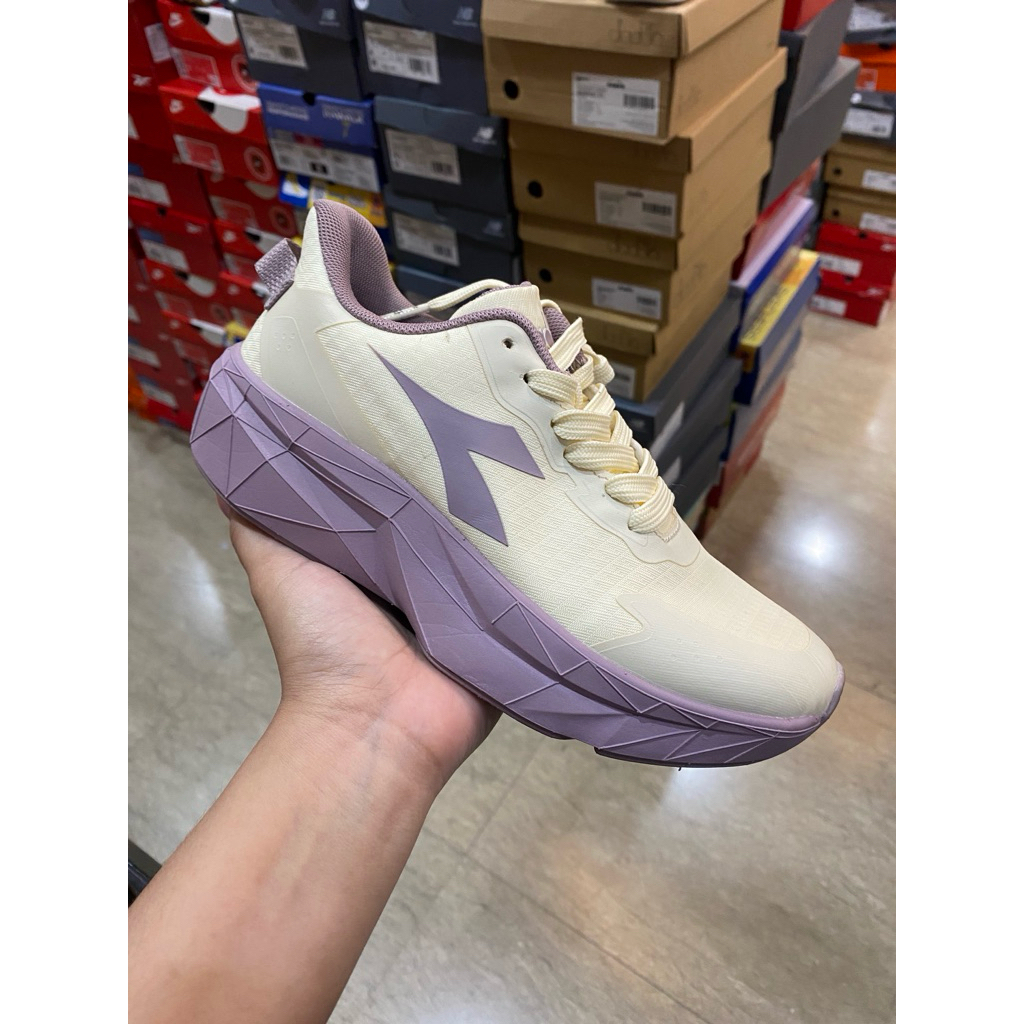 sepatu diadora pakis