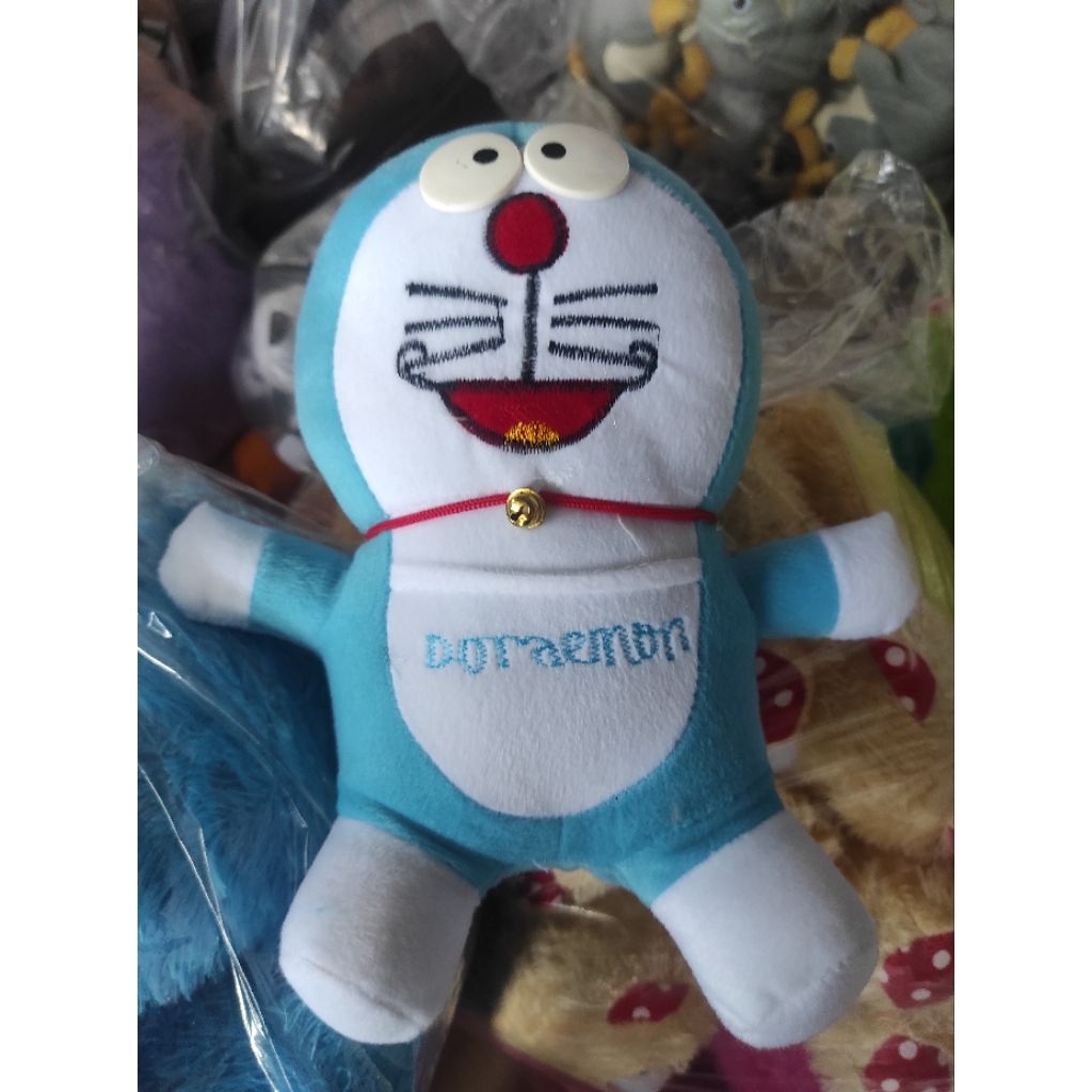 Boneka Doraemon ukuran 30 cm