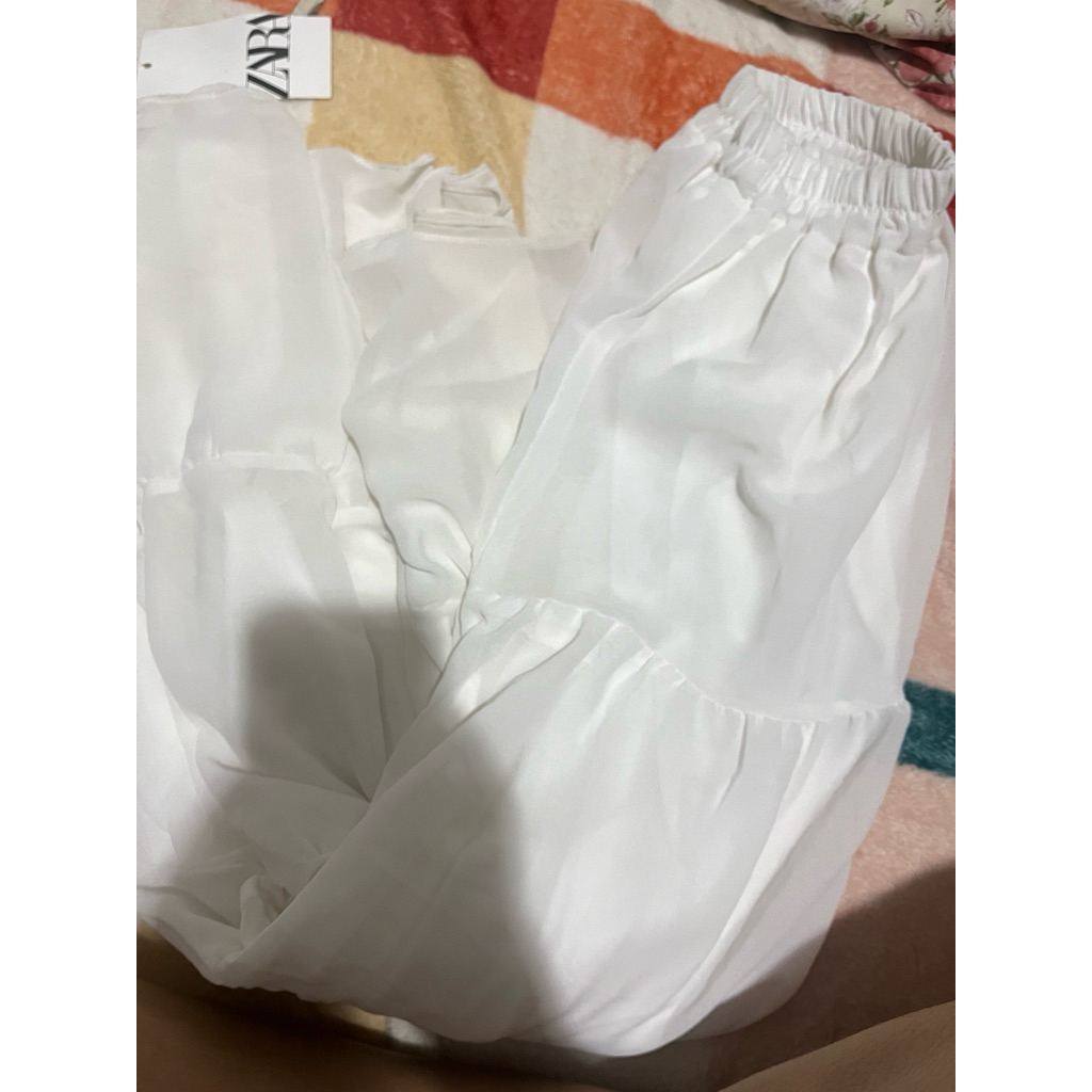 rok putih dan kemeja pink