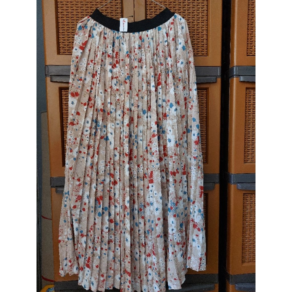 Rok plisket motif bunga