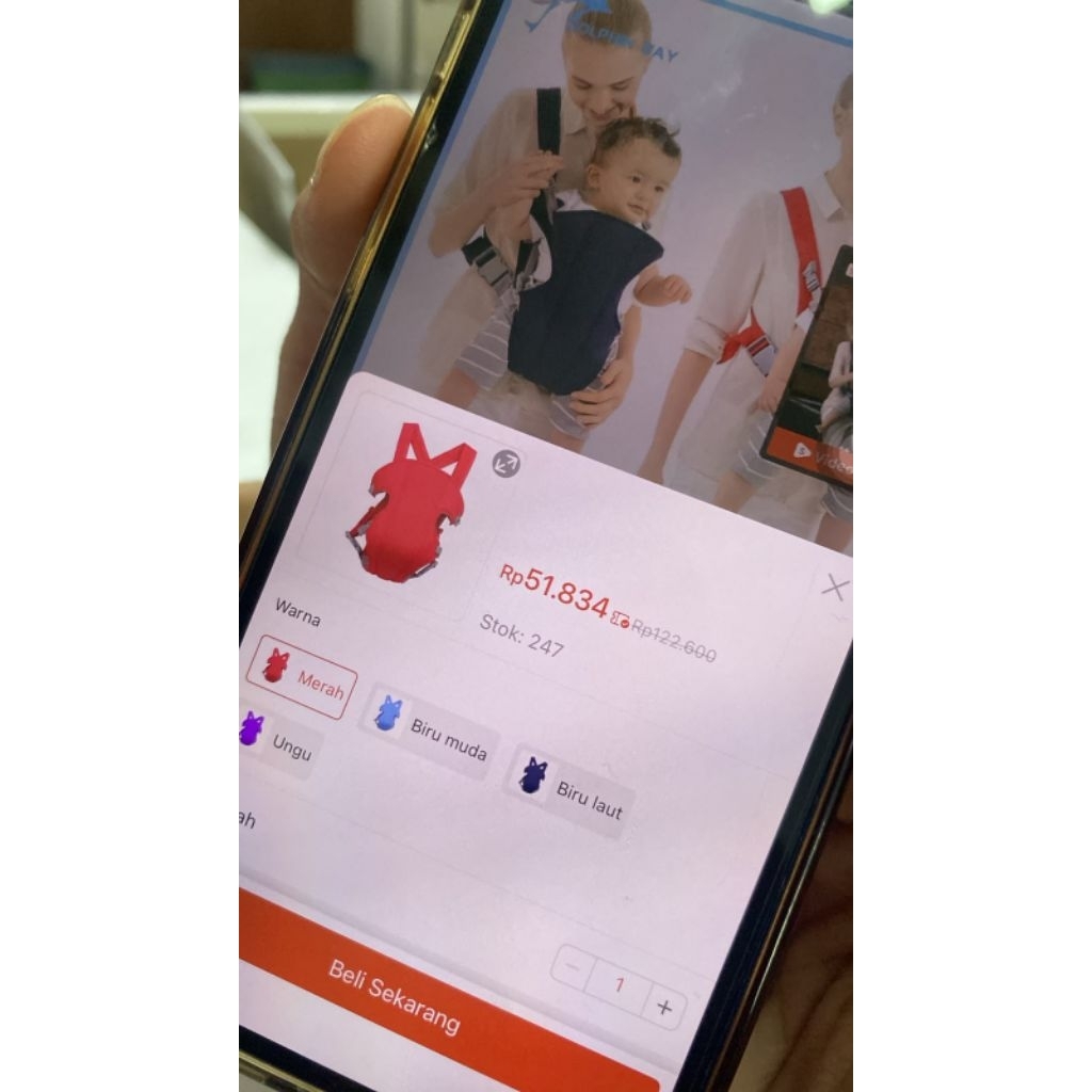 Gendongan bayi merah
