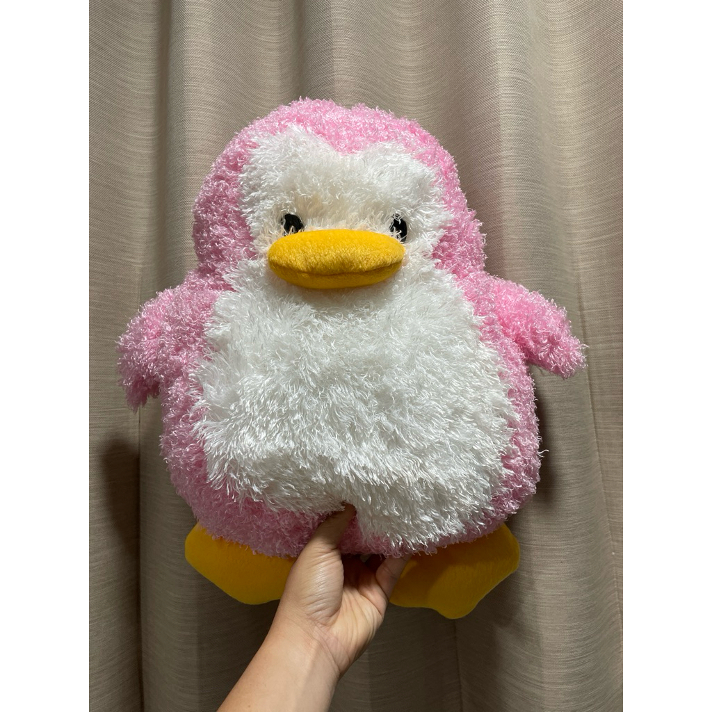 Boneka pingguin besar