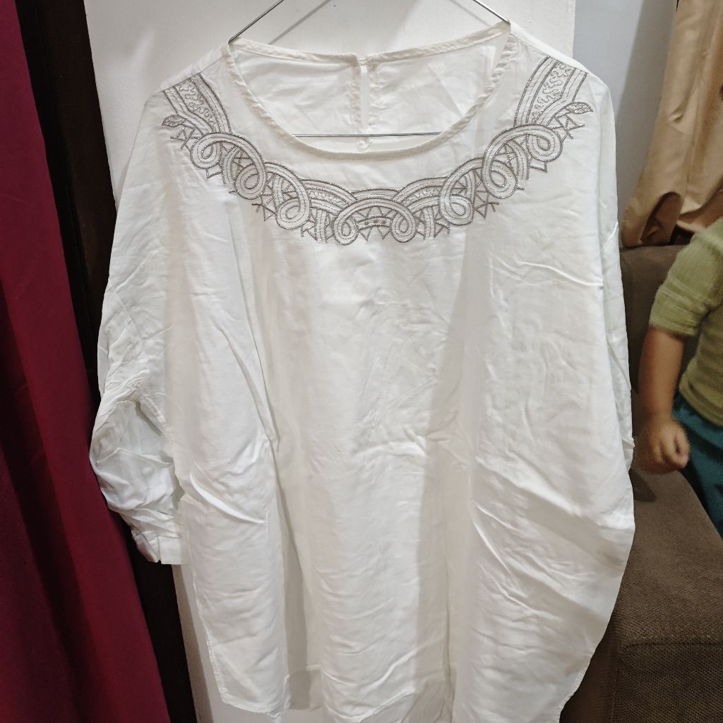kaos putih elegan