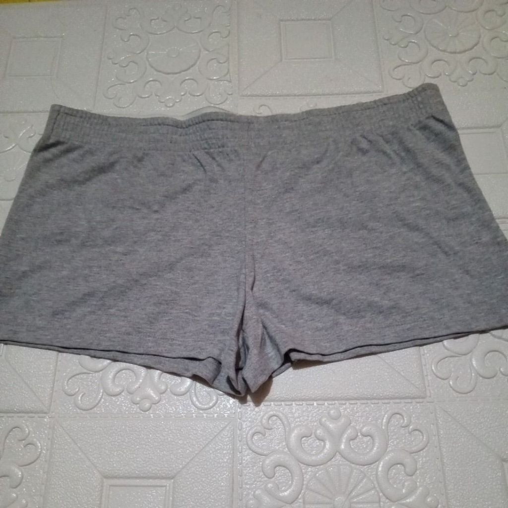 Celana pendek santai