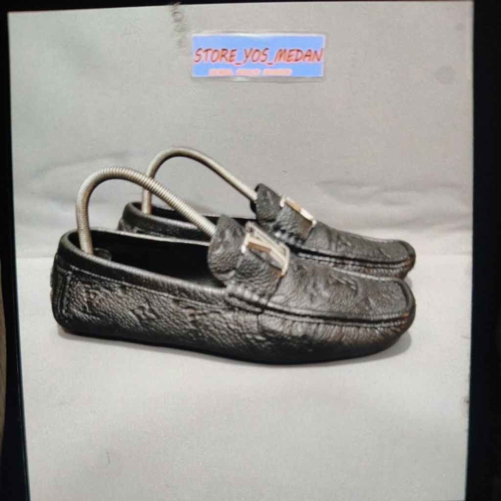 loafers l**s vu***n