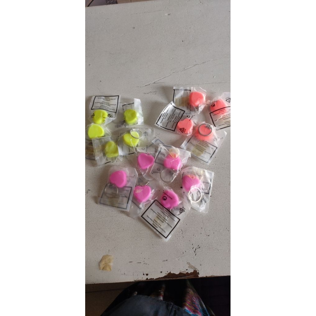 gantungan kunci tupperware