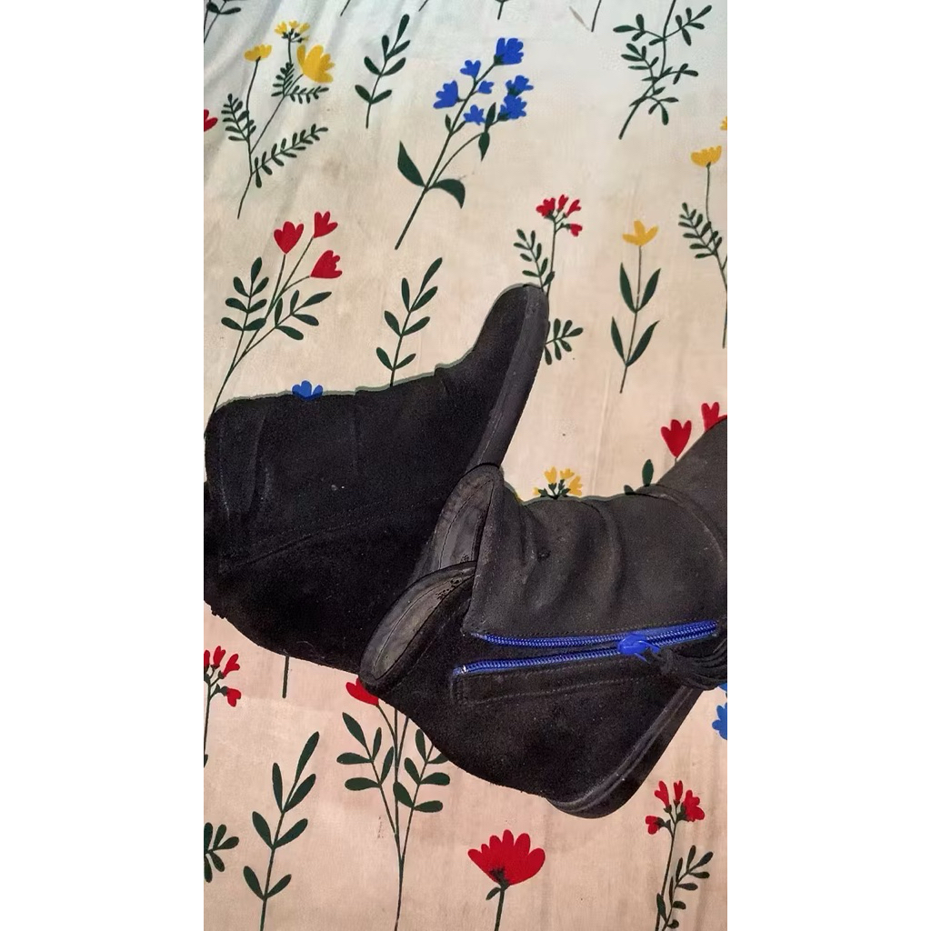 Boots (UK 38)