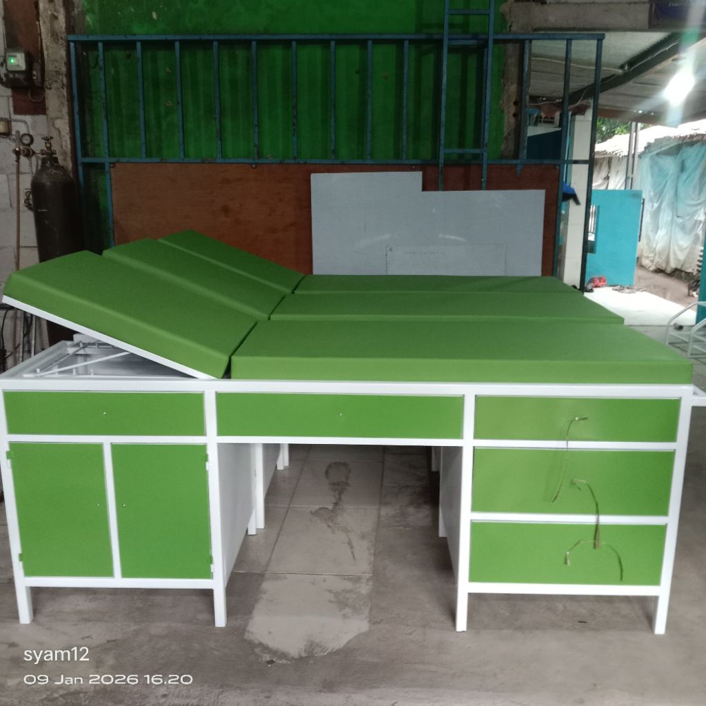meja periksa pasien banyak laci