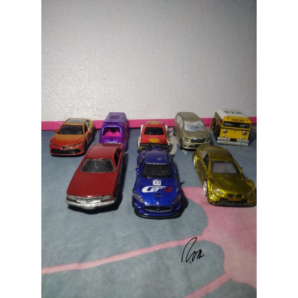 Mainan mobil diecast