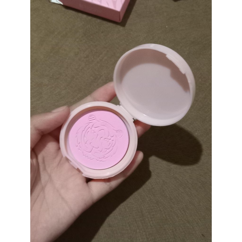 blush on