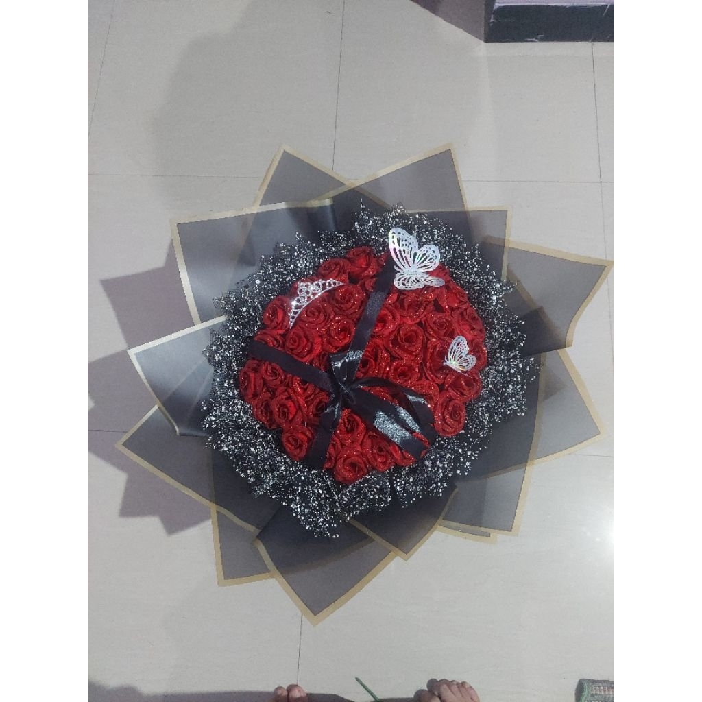 buket bunga mawar merah