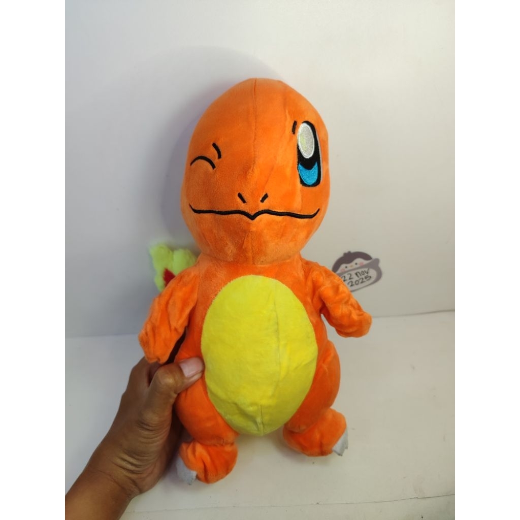 boneka Charmander pokemon original wink pose