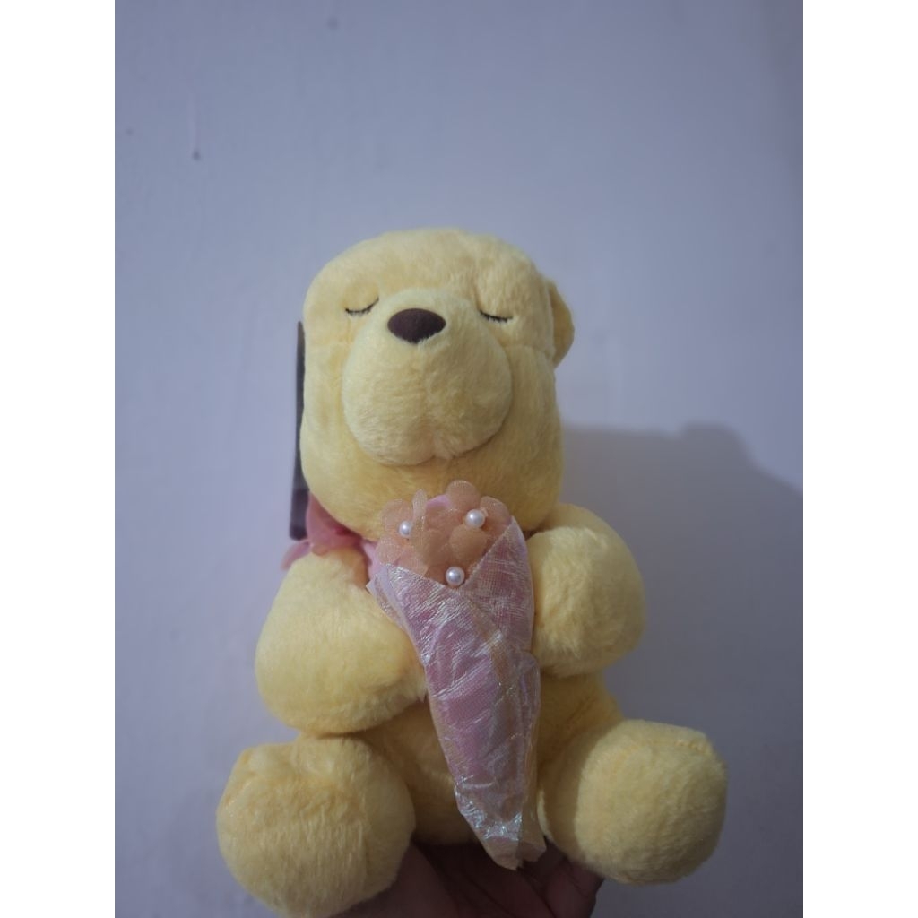 Pooh bawa bunga