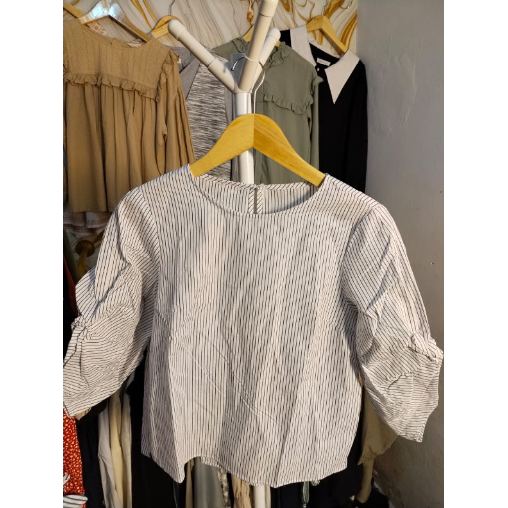 blouse cewek putih garis
