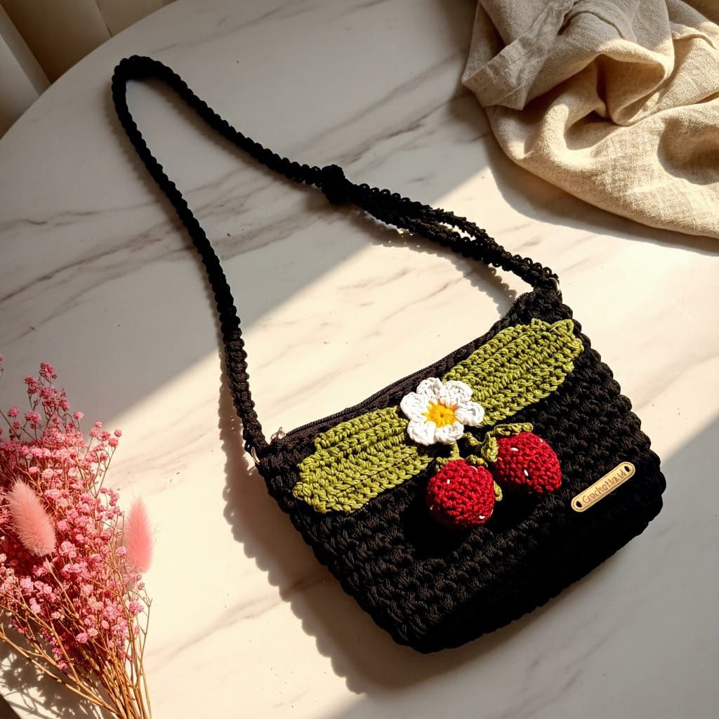 Tas selempang strawberry