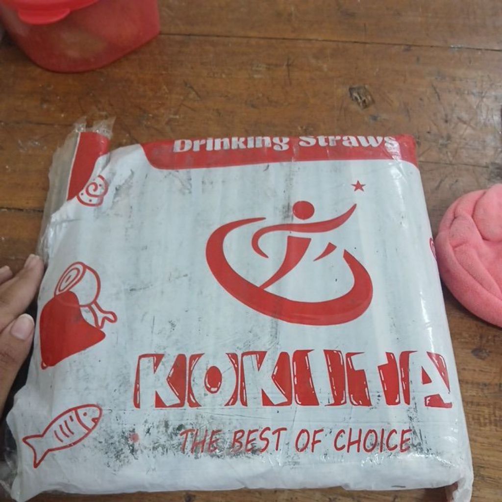 sedotan plastik hitam