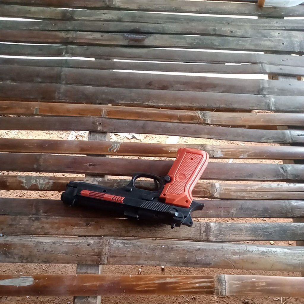 pistol mainan